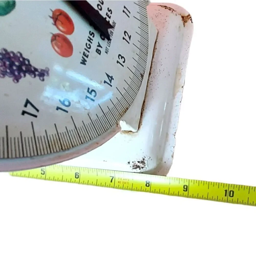 Vintage '60s household scale, in  original box